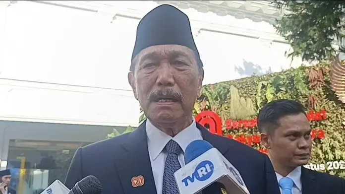 Luhut Ungkap Rencana Penyaluran Bansos via Aplikasi Digital
