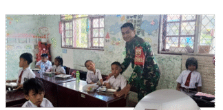 Tingkatkan Gizi Anak Sekolah, Babinsa Siantar Utara Kawal Distribusi 2.842 Porsi Makanan Gratis