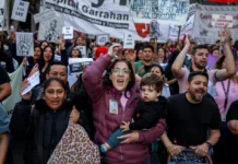 Ribuan Warga Argentina Turun ke Jalan, Tolak Veto Presiden Milei