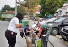 Babinsa dan Warga Bergandeng Tangan Jaga Keindahan Pantai Bebas Parapat