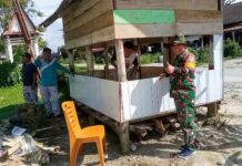 Babinsa Koramil 09/TB Gotong Royong Bangun Pos Siskamling di Nagori Marihat Dolok