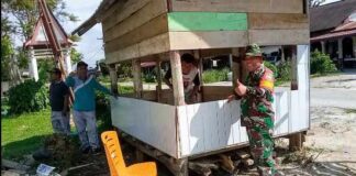 Babinsa Koramil 09/TB Gotong Royong Bangun Pos Siskamling di Nagori Marihat Dolok