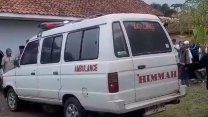 20251025_AMBULANS-Wahyu-memarkir-ambulans