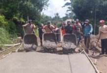 Babinsa Koramil 05/Serbelawan Pantau Pembangunan Rabat Beton di Nagori Kahean