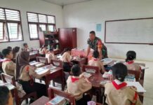 Babinsa Ajak Siswa SMP di Parapat Tanamkan Semangat Bela Negara Sejak Dini