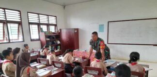 Babinsa Ajak Siswa SMP di Parapat Tanamkan Semangat Bela Negara Sejak Dini