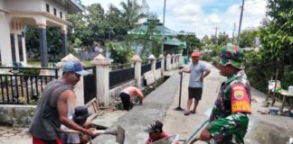 Babinsa Koramil 05/Serbelawan Ajak Warga Gotong Royong Perbaiki Badan Jalan di Marihat Tengah
