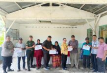 Babinsa Koramil 10/Tanah Jawa Dampingi Pembagian Bantuan Langsung Tunai Dana Desa di Nagori Totap Majawa