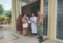Babinsa Girsang Sipangan Bolon Hadir di Tengah Jemaat, Amankan Ibadah Minggu di Gereja HKBP Parapat