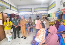 Danramil Siantar Selatan Hadiri Penyerahan Bantuan, Warga Pematang Marihat Dapat Beras dan Minyak Goreng