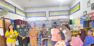Danramil Siantar Selatan Hadiri Penyerahan Bantuan, Warga Pematang Marihat Dapat Beras dan Minyak Goreng