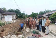 Babinsa Koramil 10/Tanah Jawa Dampingi Pembangunan Drainase di Nagori Pulo Bayu