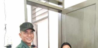 Bersama Warga, Babinsa Pastikan Pembagian Bantuan Pangan 2025 Berjalan Lancar