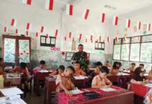 Babinsa Koramil Tiga Balata Tanamkan Nilai Pancasila kepada Siswa SDN 091458 Siatasan