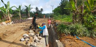 Satgas TMMD ke-127 Kodim 0207/Simalungun Bersama Warga Kebut Pembangunan Drainase di Bahapal