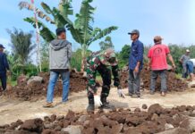 Meski Berpuasa di Bawah Terik Matahari, Satgas TMMD ke-127 Tetap Semangat Bangun Jalan di Bahapal