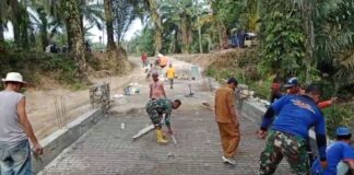 TNI Bersama Masyarakat Percepat Pembangunan Jembatan Aramco di Tanah Jawa