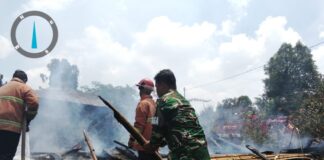 Babinsa Sigap Bersama Damkar dan Warga Padamkan Kebakaran Rumah di Jorlang Hataran