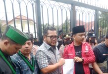 Aksi unjuk rasa masyarakat dan mahasiswa universitas simalungun ke tiga titik mendapat pengawalan ketat dari petugas kepolisian.