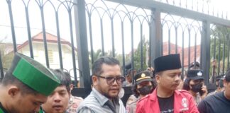 Aksi unjuk rasa masyarakat dan mahasiswa universitas simalungun ke tiga titik mendapat pengawalan ketat dari petugas kepolisian.