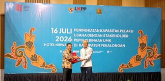 Ratusan Pelaku UMKM Pekalongan Ikuti Pembekalan LKPP, Pemkab Dorong Legalitas Usaha Pelaksana Tugas (Plt) Bupati Pekalongan, H. Sukirman, S.S., M.S., dalam sambutannya menyampaikan bahwa kurva pertumbuhan UMKM di Kabupaten Pekalongan menunjukkan tren positif setiap tahun, seiring dengan peningkatan kualitas produk yang dinilai sudah mampu bersaing di pasar lokal maupun nasional.