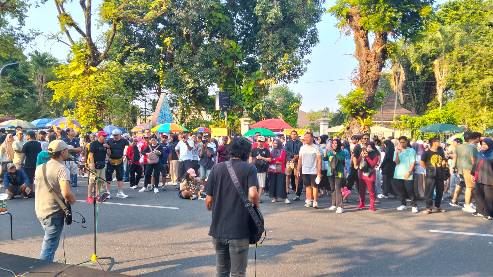 Ajang Kreativitas UMKM Solo (AKU SOLO) & Gerak Nusantara Soloraya: 2.500 Pelaku Usaha Ramaikan CFD Slamet Riyadi” “KTA QRIS Meluncur